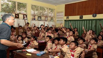 ABM Group Volunteer Teaching Together in SDN Cilandak